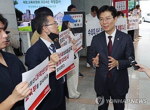 부산대의대 비대위 국감장 앞에서 시위(부산=연합뉴스) 강선배 기자 = 국회 교육위원회의 부산대, 경상국립대, 부산대병원, 부산대치과병원, 경상국립대병원 등 5개 기관에 대한 국정감사를 앞둔 18일 오후 부산 금정구 부산대 대학본부 로비에서 '부산대학교 의과대학 비상대책위원회' 소속 학생과 교수 등이 피켓 시위를 연 가운데 국민의힘 조정훈 감사반장이 학생 및 교수들과 대화하고 있다. 2024.10.18 sbkang@yna.co.kr