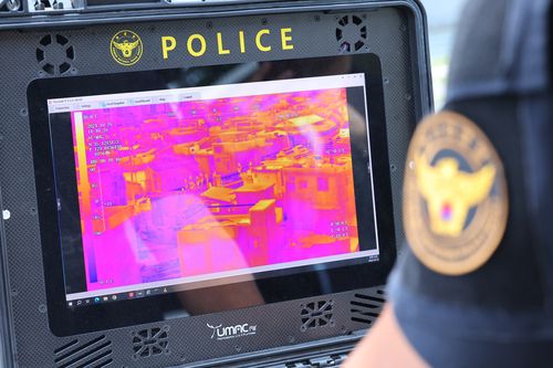 드론으로 빈집 순찰경찰이 드론을 활용해 안전 문제와 범죄에 노출된 빈집을 순찰하고 있다. [손형주 기자]