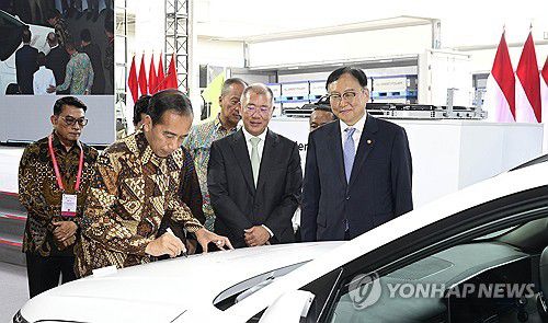 디 올 뉴 코나 일렉트릭 1호차에 서명하는 인도네시아 대통령조코 위도도 인도네시아 대통령이 지난 7월 3일 인도네시아 카라왕 신산업단지(KNIC)에 위치한 HLI그린파워에서 열린 인도네시아 EV 생태계 완성 기념식에서 HLI그린파워에서 생산한 배터리셀을 탑재한 디 올 뉴 코나 일렉트릭 1호차에 서명하고 있다.  [현대차·기아 제공. 재판매 및 DB 금지]