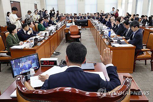 명태균·김영선 동행명령장 발부(서울=연합뉴스) 김주성 기자 = 10일 오전 서울 여의도 국회에서 열린 행정안전위원회의 전체회의에서 신정훈 위원장과 위원들이 김건희 여사의 공천개입 의혹과 관련해 증인으로 불출석한 명태균 씨와 김영선 전 국민의힘 의원에 대한 동행명령장 발부의 건에 대해 표결하고 있다. 2024.10.10 utzza@yna.co.kr