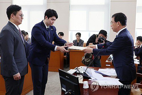 명태균·김영선 동행명령장 발부(서울=연합뉴스) 김주성 기자 = 10일 오전 서울 여의도 국회에서 열린 행정안전위원회의 전체회의에서 신정훈 위원장이 명태균 씨와 김영선 전 국민의힘 의원에 대한 동행명령장을 경위에게 전달하고 있다. 2024.10.10 utzza@yna.co.kr