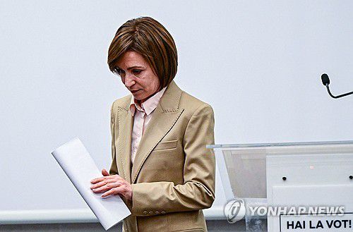마이아 산두 몰도바 대통령(키시너우 AFP=연합뉴스) 21일(현지시간) 기자회견 후 단상에서 내려오고 있는 마이아 산두 대통령. 2024.10.21