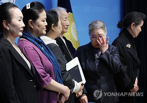 눈물 흘리는 국악인 신영희(서울=연합뉴스) 신준희 기자 = 14일 국회 소통관에서 국악인 신영희씨가 '국악인 비하 발언' 민주당 양문석 의원 규탄 기자회견 도중 눈물을 닦고 있다. 2024.10.14 hama@yna.co.kr