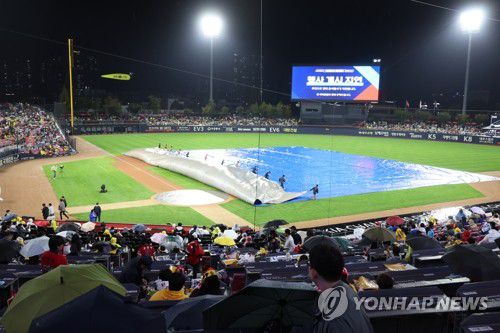 방수포 걷는 관계자들(광주=연합뉴스) 천정인 기자 = 21일 광주 기아챔피언스필드에서 열린 2024 신한 SOL뱅크 KBO 포스트시즌 한국시리즈 1차전 삼성 라이온즈와 KIA 타이거즈의 경기 시작에 앞서 관계자들이 방수포를 걷고 있다. 2024.10.21 iny@yna.co.kr