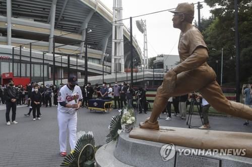 최동원 동상에 헌화하는 이대호[연합뉴스 자료사진]