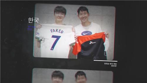 함께 기념 사진 찍는 페이커·손흥민[영상 캡처]