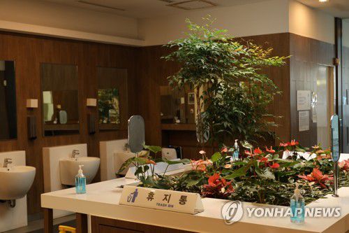 충남 천안 경부고속도로 망향휴게소 화장실 실내[촬영 이주형]