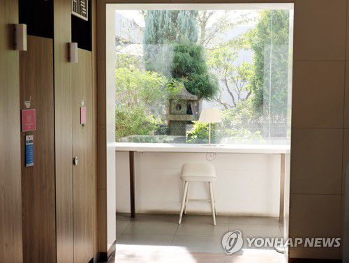 충남 천안 경부고속도로 망향휴게소 화장실 실내[촬영 이주형]