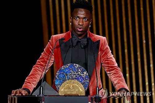 2023 발롱도르 시상식에서 소크라테스상 받는 비니시우스[EPA=연합뉴스]