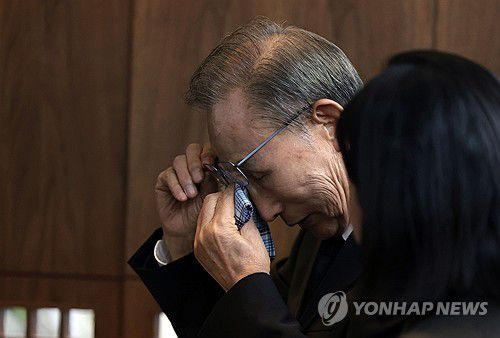 눈시울 붉히는 이명박 전 대통령(서울=연합뉴스) 김인철 기자 = 이명박 전 대통령이 23일 오후 서울 송파구 서울아산병원에 마련된 친형 이상득 전 국회부의장의 빈소를 조문한 뒤 나와 눈물을 닦고 있다. 2024.10.23 yatoya@yna.co.kr