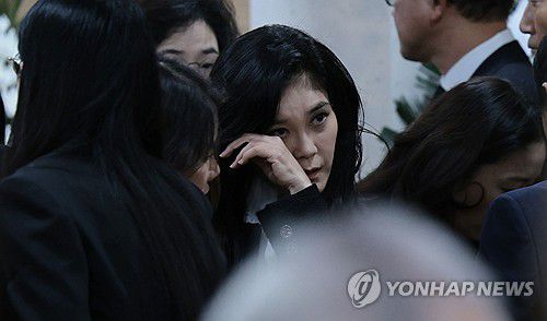 눈물 훔치는 이부진 사장(서울=연합뉴스) 김인철 기자 = 이부진 호텔신라 사장이 23일 오후 송파구 서울아산병원에 마련된 고 이상득 전 국회부의장의 빈소 조문을 마친 뒤 나오며 눈물을 훔치고 있다. 2024.10.23 yatoya@yna.co.kr