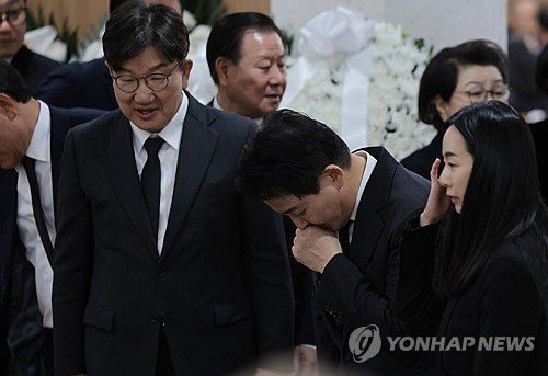 이상득 전 국회부의장 빈소 조문 마친 권성동-원희룡(서울=연합뉴스) 김인철 기자 = 국민의힘 권성동 의원과 원희룡 전 국토부 장관이 23일 오후 송파구 서울아산병원에 마련된 고 이상득 전 국회부의장 빈소 조문을 마친 뒤 나서고 있다. 2024.10.23 yatoya@yna.co.kr