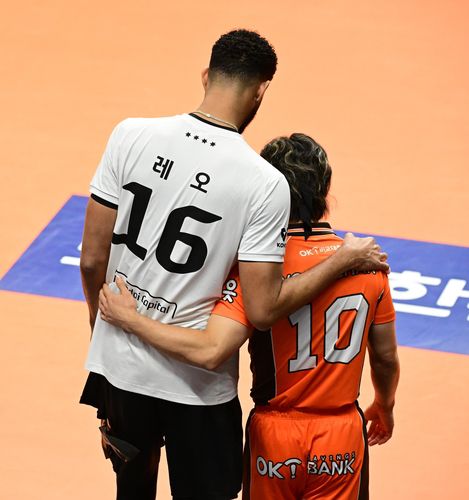 어깨동무하는 레오와 부용찬(서울=연합뉴스) 현대캐피탈 레오(왼쪽)가 24일 안산 상록수체육관에서 벌인 OK저축은행과의 경기 전, OK저축은행 전 동료 부용찬과 어깨동무를 하고 있다. [한국배구연맹 제공. 재판매 및 DB금지]
