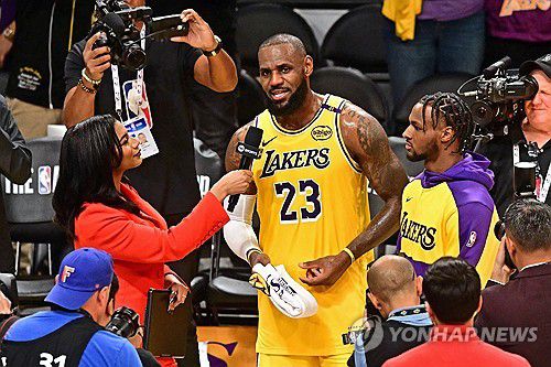 23일 개막전을 마치고 인터뷰하는 제임스(23번)[AFP=연합뉴스]