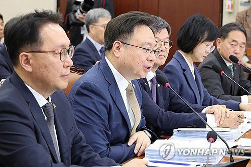 답변하는 조규홍 보건복지부 장관(서울=연합뉴스) 김주성 기자 = 조규홍 보건복지부 장관이 23일 오전 국회에서 열린 보건복지위원회의 보건복지부와 질병관리청, 식품의약품안전처 등에 대한 국정감사에서 위원 질의에 답하고 있다. 2024.10.23 utzza@yna.co.kr