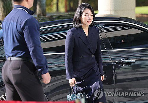 수원지법 들어서는 김혜경 씨(수원=연합뉴스) 홍기원 기자 = 공직선거법 위반 혐의로 불구속기소 된 더불어민주당 이재명 대표의 배우자 김혜경 씨가 24일 오전 경기도 수원시 영통구 수원지방법원에서 열리는 공판에 출석하고 있다.  김씨는 이 대표의 당내 대선후보 경선 출마 선언 후인 2021년 8월 2일 서울 모 음식점에서 민주당 의원 배우자 3명 및 자신의 운전기사·수행원 등에게 경기도 법인카드로 총 10만4천원 상당의 식사를 제공한 혐의(기부행위)로 불구속 기소됐다. 2024.10.24 xanadu@yna.co.kr