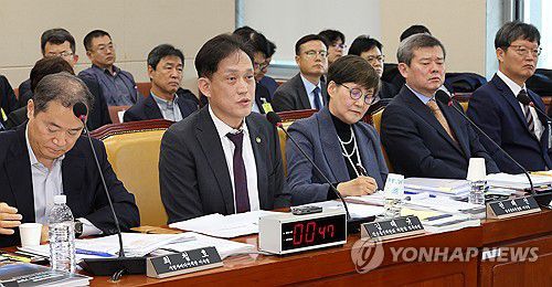 질의에 답변하는 김태규 방통위원장 직무대행(서울=연합뉴스) 김주형 기자 = 24일 오전 열린 국회 과학기술정보방송통신위원회의 국정감사에 출석한 김태규 방송통신위원회 위원장 직무대행(왼쪽 두번째)이 의원 질의에 답변하고 있다. 2024.10.24 kjhpress@yna.co.kr