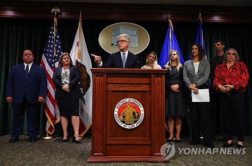 24일(현지시간) 메넨데즈 형제 사건 관련해 재심 권고 결정 발표하는 조지 개스콘 LA 지방 검사장[로이터=연합뉴스. 재판매 및 DB 금지]