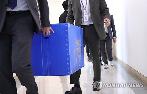 김진하 양양군수 압수수색 마친 경찰(양양=연합뉴스) 지난 10일 오전 강원경찰청 반부패경제범죄수사대가 강원 양양군청 군수실과 비서실 등의 압수수색을 마치고 나오고 있다. [연합뉴스 자료사진]