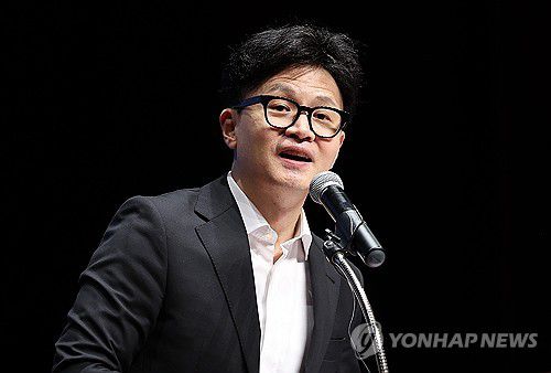 한동훈 대표, 대구서 강연(대구=연합뉴스) 윤관식 기자 = 국민의힘 한동훈 대표가 25일 오후 대구 북구 iM뱅크 제2본점에서 열린 포럼 '분권과 통합' 주최 강연회에서 강연하고 있다. 2024.10.25 psik@yna.co.kr