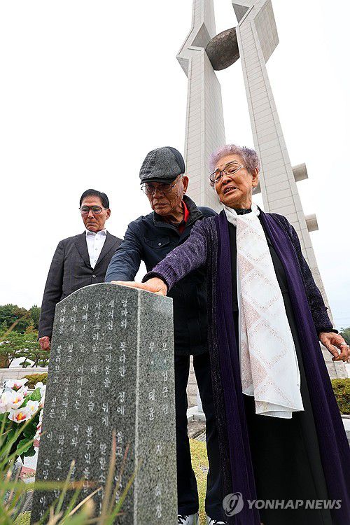 민주묘지 참배하는 계엄군(광주=연합뉴스) 정다움 기자 = 27일 오후 광주 북구 국립 5·18 민주묘지에서 5·18 당시 광주에 투입됐던 계엄군과 임근단 여사가 참배하고 있다. 2024.10.27 daum@yna.co.kr
