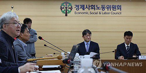 교사도 유급 노조 활동 보장(서울=연합뉴스) 한상균 기자 = 28일 서울 종로구 경제사회노동위원회에서 교원근로시간면제심의위원회 윤종혁 위원장(맨 왼쪽)이 회의 결과를 설명하고 있다. 오른쪽은 권기섭 경사노위 위원장과 김용서 교사노동조합연맹 위원장. 2024.10.28 xyz@yna.co.kr