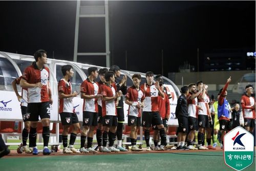 경기 뒤 서포터스에게 인사하는 이랜드 선수단[한국프로축구연맹 제공. 재판매 및 DB 금지]