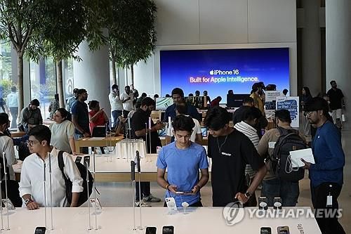 인도 뭄바이의 애플 매장[AP 연합뉴스 자료사진. 재판매 및 DB 금지]