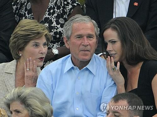 2008년 베이징올림픽 당시 조지 W 부시 전 미 대통령 가족. 오른쪽이 딸 바버라.[AFP 연합뉴스 자료사진. 재판매 및 DB 금지]