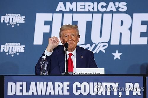 라운드 테이블 행사하는 트럼프[드렉셀 힐[미 펜실베이니아주] 로이터=연합뉴스. 재판매 및 DB금지]