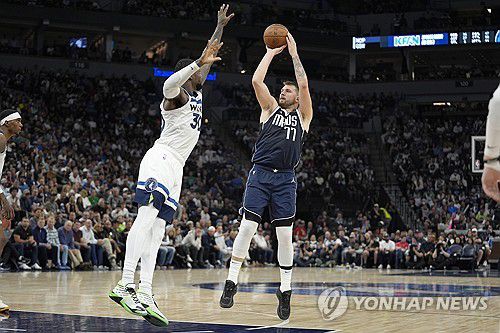 미네소타 전에서 슛을 던지는 댈러스 돈치치[AP=연합뉴스]