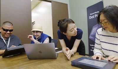 캘리포니아에 위치한 LA Braille Institute (점자 연구소)의 참가자들이 닷패드를통해 웹툰 엔터테인먼트의 세계 최초 촉각 웹툰을 체험하고 있는 모습.