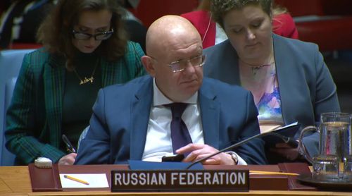 휴대전화 들고 있는 네벤자 주유엔 러시아 대사[유엔 웹TV 화면 캡처. 재판매 및 DB 금지]