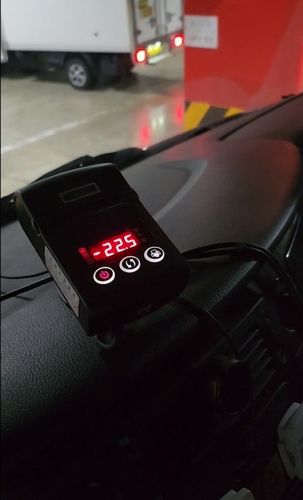 불법 온도기록계 부착한 차량 (성남=연합뉴스) 지난 8월 경기 화성시의 물류창고 주차장에서 불법 온도기록계를 부착한 차량이 식약처 직원들에 의해 단속되고 있다. [경기 성남수정경찰서 제공. 재판매 및 DB 금지]