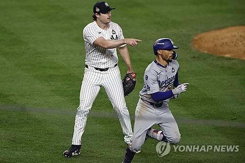 1루 베이스 커브를 들어가지 않고 1루수에게 재촉하는 게릿 콜[EPA=연합뉴스]
