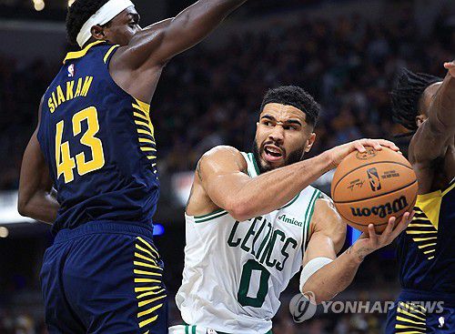 공을 잡은 테이텀[AFP=연합뉴스]