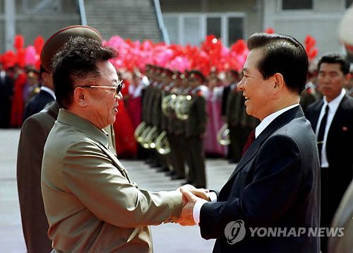 2000년 평양을 방문한 김대중 대통령이 김정일 국방위원장과 악수하는 모습[연합뉴스 자료사진] photo@yna.co.kr