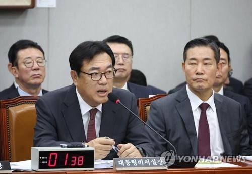 답변하는 정진석 대통령비서실장    (서울=연합뉴스) 신준희 기자 = 정진석 대통령비서실장(왼쪽)이 1일 서울 여의도 국회에서 열린 운영위원회의 대통령비서실과 국가안보실, 대통령 경호처 대상 국정감사에서 답변하고 있다. 2024.11.1     hama@yna.co.kr