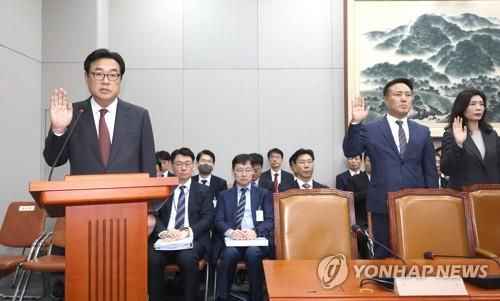 선서하는 정진석 대통령비서실장    (서울=연합뉴스) 신준희 기자= 1일 국회에서 열린 운영위원회의 대통령비서실과 국가안보실, 대통령 경호처 대상 국정감사에서 정진석 비서실장이 선서를 하고 있다. 2024.11.1     hama@yna.co.kr (끝)