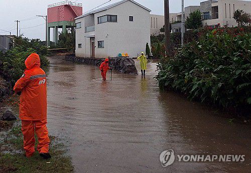 침수된 도로(제주=연합뉴스) 강하고 많은 비가 내린 1일 오후 제주시 애월읍 한 도로가 침수돼 소방 당국이 배수 작업을 하고 있다. 2024.11.1 [제주도 소방안전본부 제공. 재판매 및 DB 금지] dragon.me@yna.co.kr