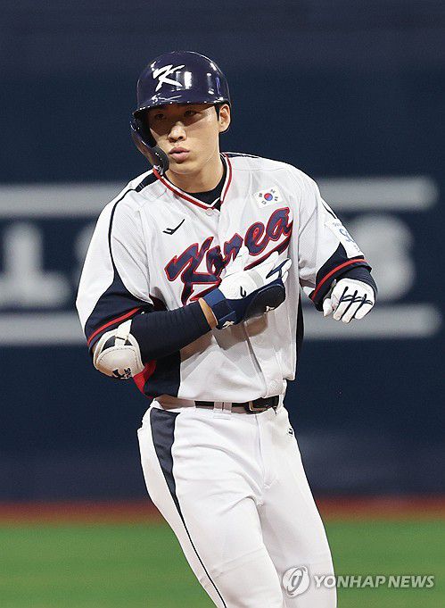 '1점 추가요'(서울=연합뉴스) 이진욱 기자 = 1일 오후 서울 구로구 고척스카이돔에서 열린 한국 야구 대표팀과 쿠바 대표팀 평가전 . 2회말 2사 2루에서 9번 이주형이 득점타를 친 뒤 환호하고 있다. 2024.11.1 cityboy@yna.co.kr