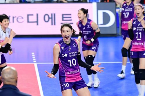 환호하는 김연경(서울=연합뉴스) 2일 경기 화성체육관에서 열린 IBK기업은행과의 경기에서 흥국생명의 김연경(중앙)이 득점 후 기뻐하고 있다. [한국배구연맹 제공. 재판매 및 DB 금지]