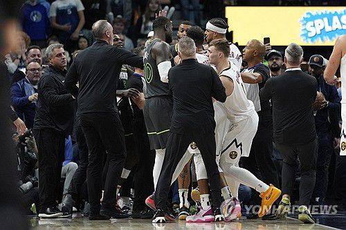 덩크슛 세리머니로 시비가 붙은 미네소타와 덴버 선수들.[AP=연합뉴스]