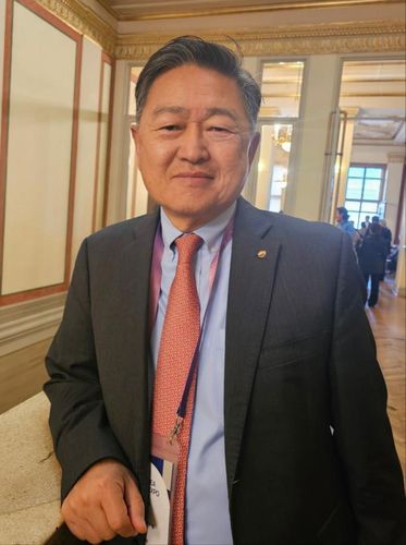 국회의장상 받은 황선양 월드옥타 부이사장   (빈[오스트리아]=연합뉴스) 강성철 기자 = 월드옥타가 오스트리아 빈에서 개최한 '제28차 세계한인경제인대회'에서 국회의장상을 받은 황선영 월드옥타 부이사장. 2024.11.2 wakaru@yna.co.kr