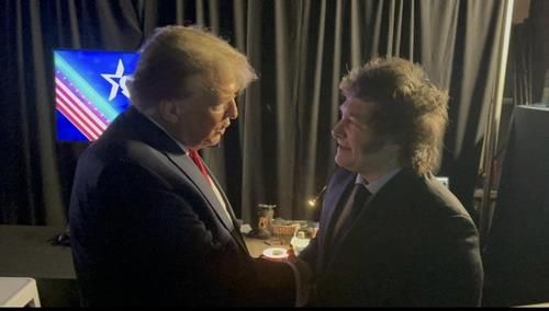 트럼프 전 대통령과 악수하는 밀레이 아르헨티나 대통령[아르헨티나 대통령실 제공. 재판매 및 DB 금지]