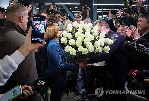 축하 꽃다발 받는 마이아 산두 몰도바 대통령[로이터 연합뉴스. 재판매 및 DB 금지]