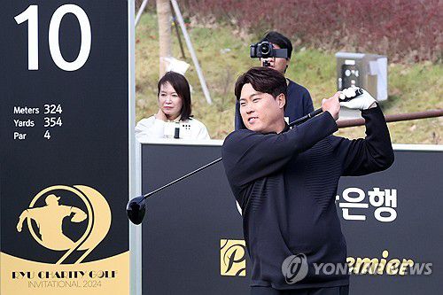 류현진, 오늘은 글러브 대신 골프채(횡성=연합뉴스) 양지웅 기자 = 4일 강원 횡성군 벨라45 컨트리클럽에서 열린 신한 프리미어 류현진재단 자선 골프대회에서 류현진 이사장이 시타하고 있다. 2024.11.4 yangdoo@yna.co.kr