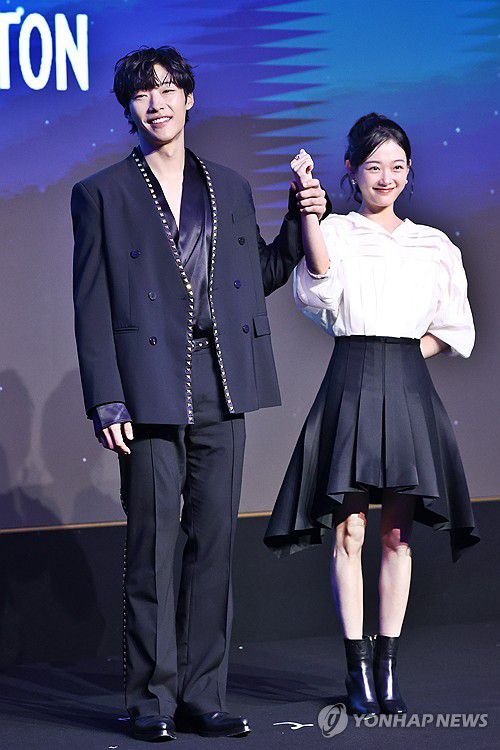 로맨틱 코미디 'Mr. 플랑크톤'의 우도환·이유미(서울=연합뉴스) 진연수 기자 = 배우 우도환(왼쪽)과 이유미가 4일 서울 마포구 호텔 나루 서울 엠갤러리에서 열린 넷플릭스 새 시리즈 'Mr. 플랑크톤' 제작발표회에서 포즈를 취하고 있다. 2024.11.4 jin90@yna.co.kr
