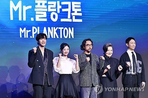 'Mr. 플랑크톤' 파이팅(서울=연합뉴스) 진연수 기자 = 4일 서울 마포구 호텔 나루 서울 엠갤러리에서 열린 넷플릭스 새 시리즈 'Mr. 플랑크톤' 제작발표회에서 감독 및 배우들이 포즈를 취하고 있다. 왼쪽부터 배우 우도환, 이유미, 홍종찬 감독, 김해숙, 오정세. 2024.11.4 jin90@yna.co.kr