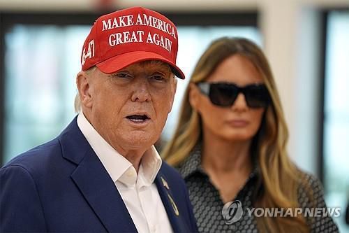 5일 플로리다서 투표 마친 트럼프 전 대통령 부부[AP=연합뉴스.재판매 및 DB금지]